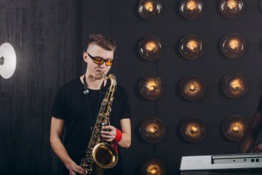 Saksafon çalan yetenekli beyaz adam.