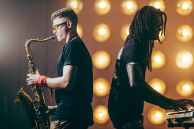 Konserde müthiş popüler düet.