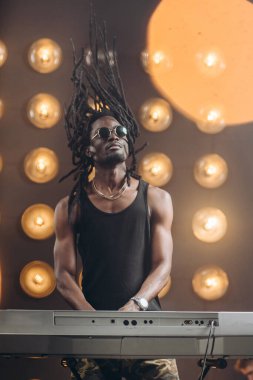 Müzikten ilham alan yakışıklı bir adam. Adrenalin