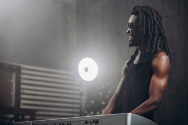 Neşeli Afrikalı müzisyen stüdyoda müziği kaydediyor.