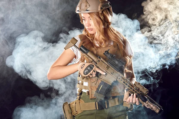 Jovem loira snipper feminino em roupa militar com rifle de assalto em estúdio — Fotografia de Stock