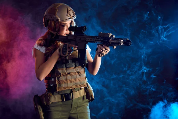 Kvinnlig soldat i taktisk uniform med gevär. Skjuten i studio. — Stockfoto
