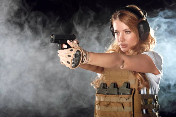 Mujer soldado en uniforme militar desarrollando sus habilidades de tiro — Foto de Stock