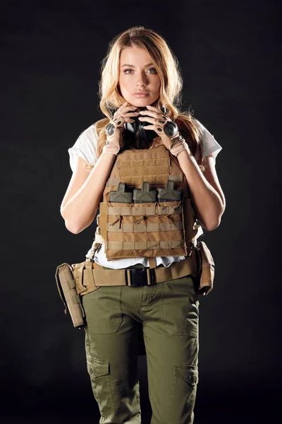 Женщина-солдат, одетая в носильщик и боевой пояс. Женщины, концепция армии — стоковое фото