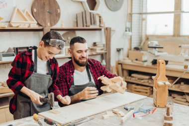Çocuklar için marangozluk dersleri ve yaratıcılık kavramı