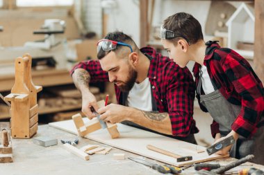 Çocuklar için marangozluk dersleri ve yaratıcılık kavramı