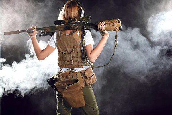 Kvinna prickskytt med SVD prickskytt gevär över rökig mörker — Stockfoto