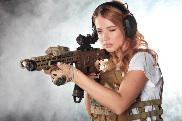 Kvinna prickskytt med SVD prickskytt gevär. Kvinna i armén soldat med kulspruta. — Stockfoto