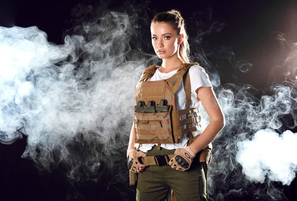 Mujer rubia soldado vestida con porta platos y cinturón de guerra. Mujeres, concepto del ejército — Foto de Stock