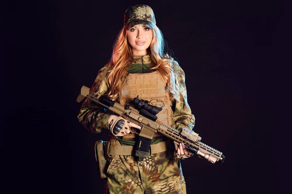 Kvinnlig soldat i militär kamouflage uniform och mössa innehav prickskytt gevär — Stockfoto