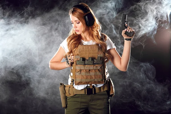 Mujer soldado en uniforme militar desarrollando sus habilidades de tiro —  Fotos de Stock