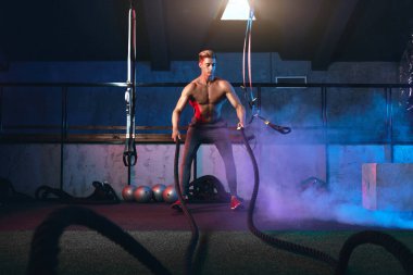 İşlevsel spor salonunda iple kas gücü antrenmanı