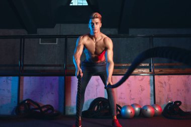 Vücut geliştirici kalori yakmak için etkili bir yöntem. Spor salonunda halat eğitimi.