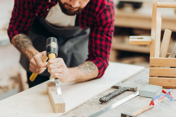 Bearded man with a boy in safety glasses works in a carpentry shop. — Stock Photo, Image