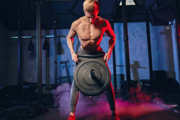 Bonito homem fisiculturista caucasiano fazendo exercício cross fit com barbell no ginásio — Fotografia de Stock