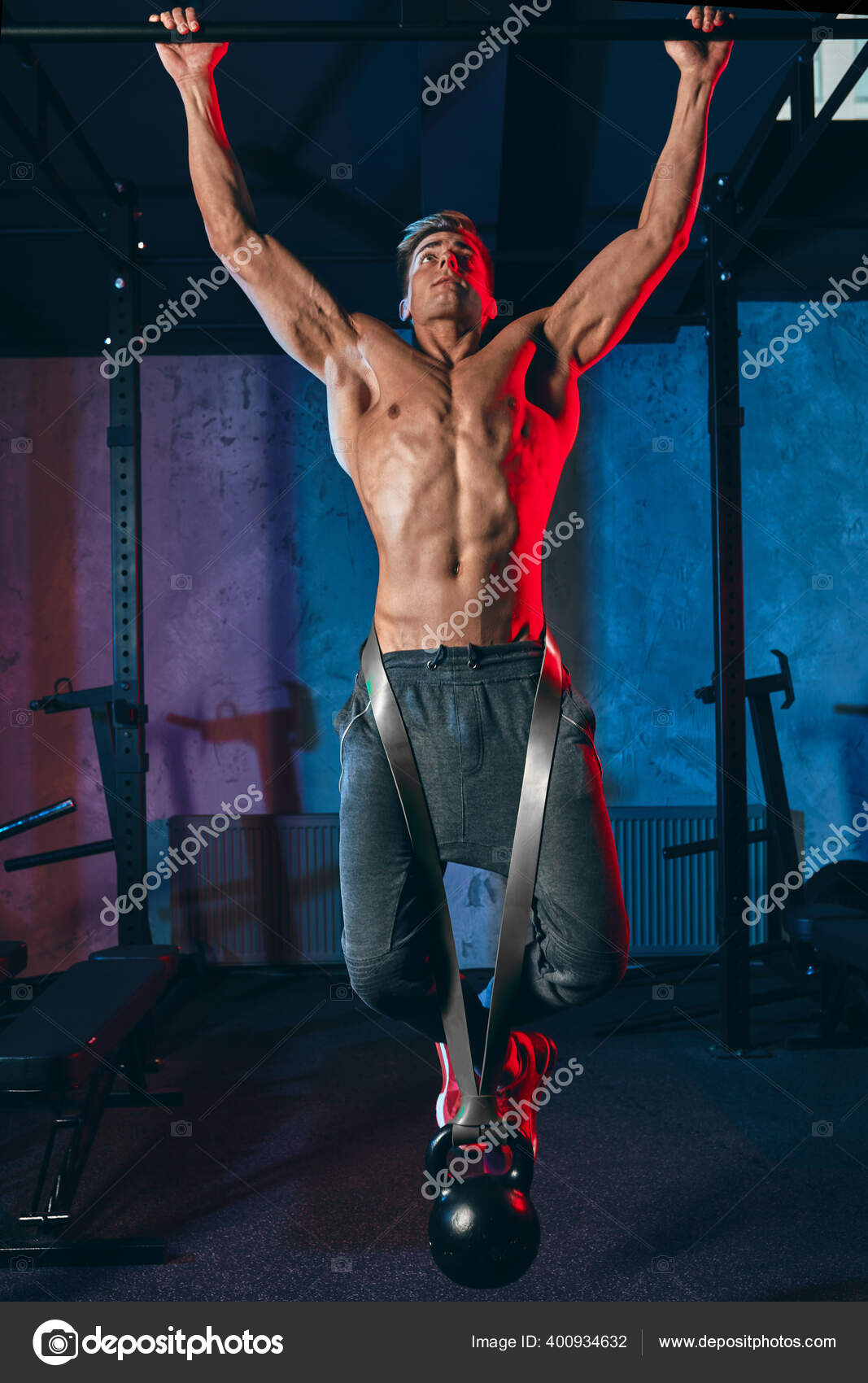 Cross Fit Seminar Staff member man demonstrates the butterfly pull