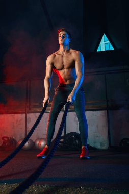 İşlevsel spor salonunda iple kas gücü antrenmanı