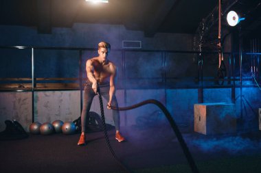 İşlevsel spor salonunda iple kas gücü antrenmanı