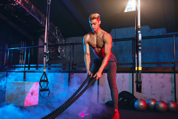 Muscular homem poderoso treinamento com corda no ginásio de treinamento funcional — Fotografia de Stock