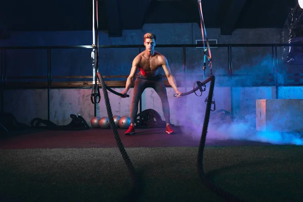 Muscular homem poderoso treinamento com corda no ginásio de treinamento funcional — Fotografia de Stock