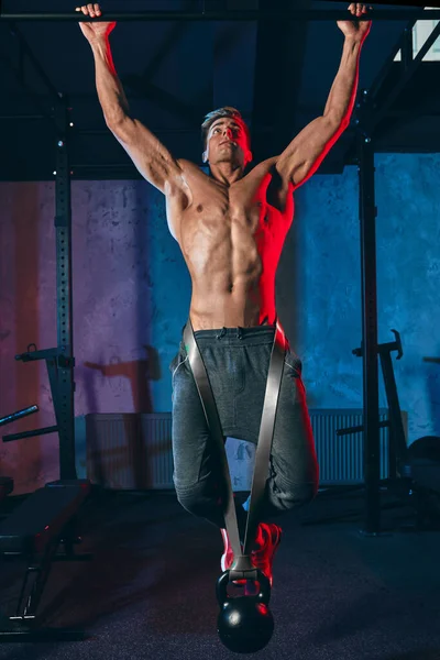 Cross Fit Seminář Zaměstnanec muž demonstruje motýl pull-up uvnitř — Stock fotografie