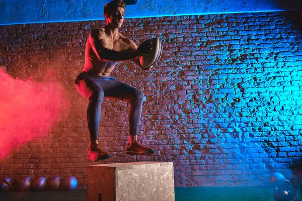 Box springt Man voegt een goede dosis virtuositeit voor een verhoogde snelheid efficiëntie — Stockfoto