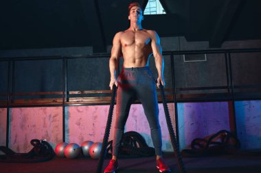 Vücut geliştirici kalori yakmak için etkili bir yöntem. Spor salonunda halat eğitimi.