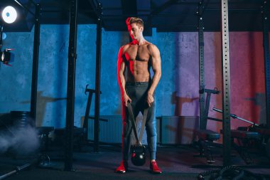 Yarışmacı sporculara çeşitli barfiks tekniklerinde verimli olmayı öğretiyor.