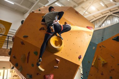 Kaya duvarına tırmanan tanımlanamayan erkek kaya parçasının tam açılı arka görüntüsü