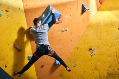 Fiziksel engelli bir adam arkadaşlarıyla spor salonuna geldi, yeni hobilerini denediler.