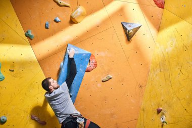 Fiziksel engelli kaya büyük mavi yapay kaya tutuş asılı