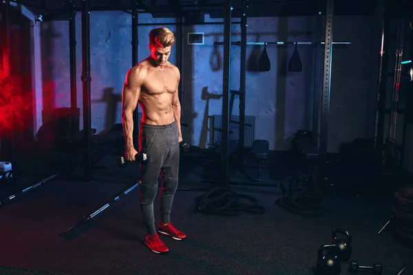 Mannelijke atleet met naakte romp, zeer gedefinieerde spieren, six-pack in donkere sportschool — Stockfoto