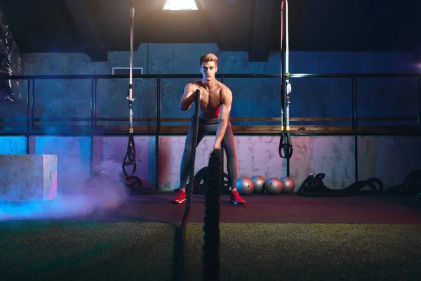 Berotot orang kuat pelatihan dengan tali di fungsional pelatihan gym — Stok Foto