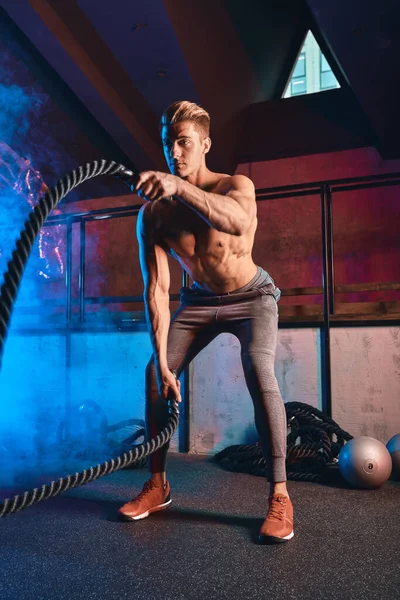 Homem com corda de batalha exercícios de cordas de batalha no ginásio de fitness. Conceito Cross Fit . — Fotografia de Stock