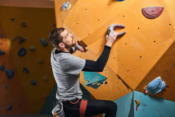 Plan latéral de l'entraînement sportif bien équipé dans le gymnase de bloc — Photo