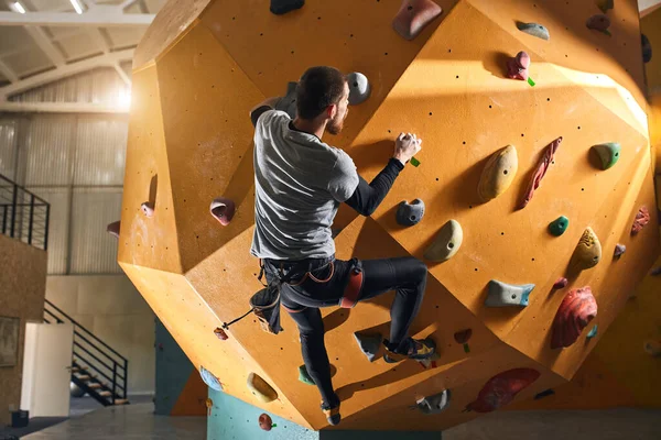 Sportif méconnaissable sans avant-bras escalade au mur jaune — Photo