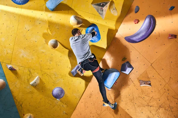 Ön kol eğitimi almayan tanınmamış bir atletik dağcı. — Stok fotoğraf