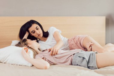 Lezbiyen kız sevgilisinin göğüslerine dokunuyor.