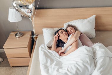 Mutlu sarışın kız kardeşini doğum günüyle kutluyor.