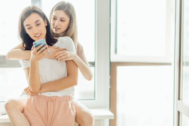 Harika kadınlar internette geziniyor.