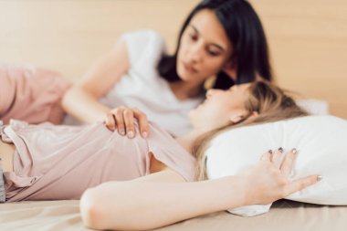 İki heteroseksüel kadın yatak odasında vakit geçiriyor.