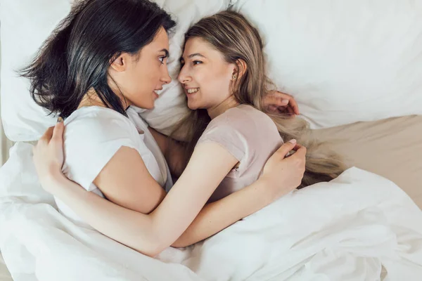 Meninas atraentes felizes ter tempo agradável juntos — Fotografia de Stock