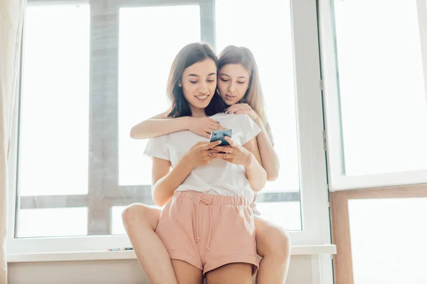 Dwie lesbijki na czacie z przyjaciółmi online — Zdjęcie stockowe