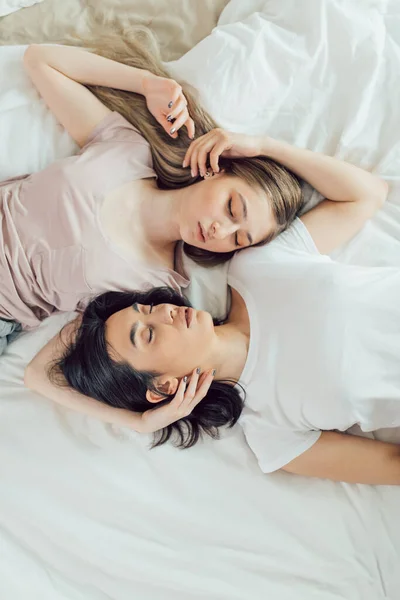 Junges schönes Paar liegt in einem Bett und schläft — Stockfoto