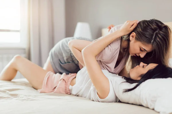 Δύο σεξουαλικά κορίτσια μοιράζονται οικειότητα μεταξύ τους — Φωτογραφία Αρχείου