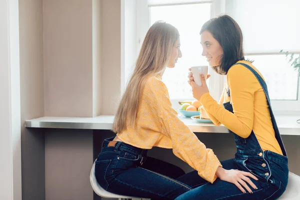 Um par de lésbicas tomando café da manhã apreciando a manhã — Fotografia de Stock