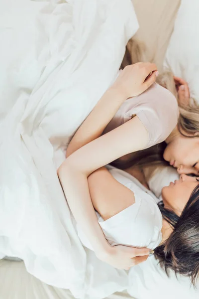 Лесбиянки, вздремнув, держат друг друга в нежных объятиях — стоковое фото