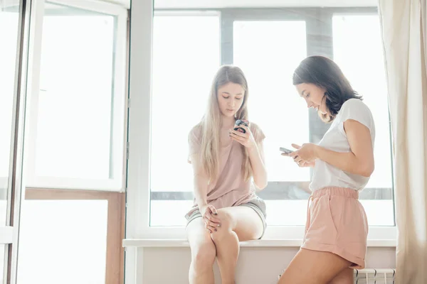Geweldig twee zussen op zoek naar het internet, wi-fi verbinding — Stockfoto