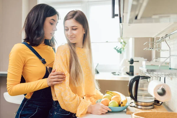 Meninas bonitas agradáveis em roupas elegantes falando na cozinha — Fotografia de Stock