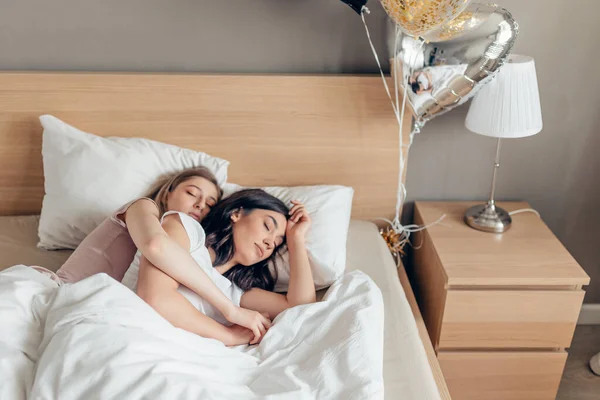 Net getrouwd paar genieten van liggend op het bed — Stockfoto